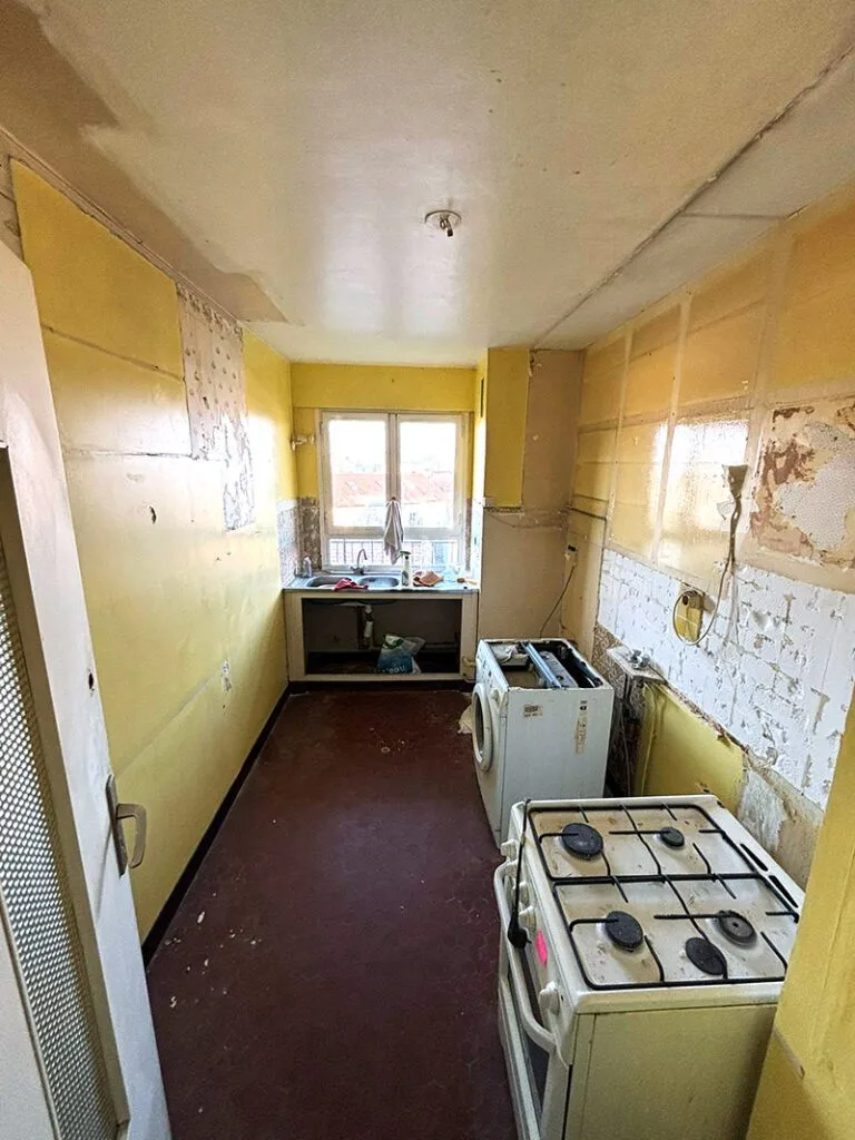 Ancienne cuisine avant travaux de rénovation, dans un appartement à Saint-Maur.