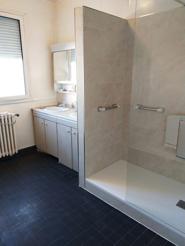 Salle de bain moderne de 6m² rénovée avec équipements PMR