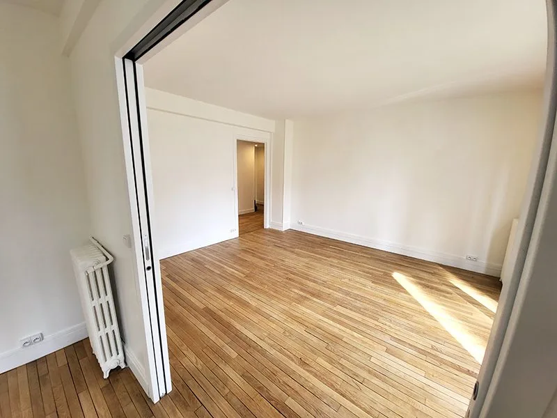 Salon entièrement rénové avec parquet vitrifié et murs repeints