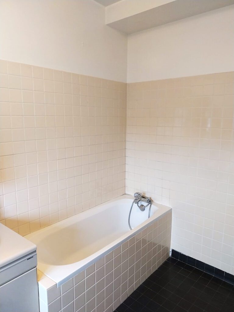 Ancienne salle de bain avec baignoire avant travaux de rénovation