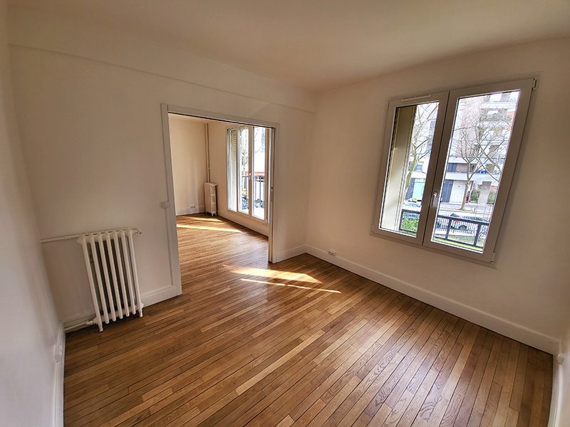 Deuxième chambre rénovée avec finitions modernes