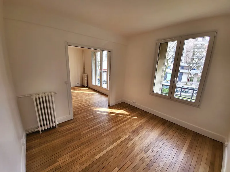 Deuxième chambre rénovée avec finitions modernes