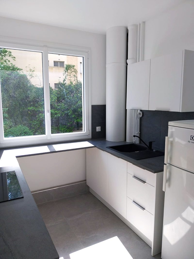 Cuisine moderne avec évier, réfrigérateur encastré et mobilier neuf.