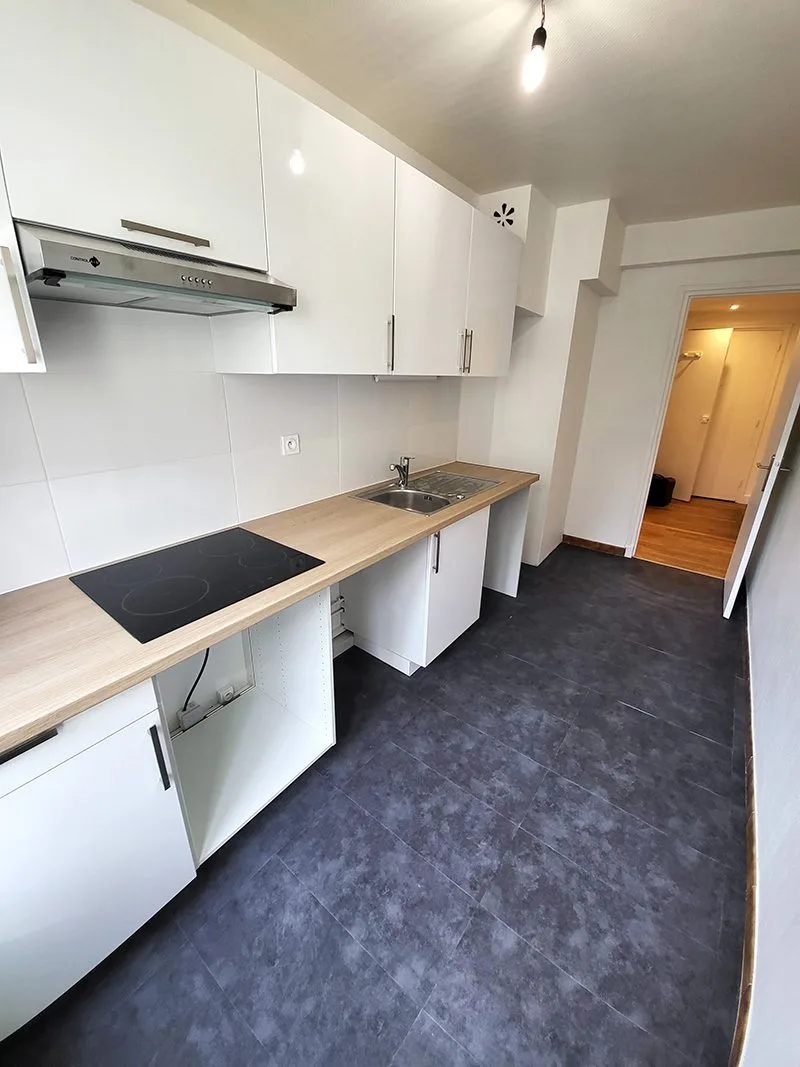 Cuisine moderne refaite à neuf avec mobilier contemporain