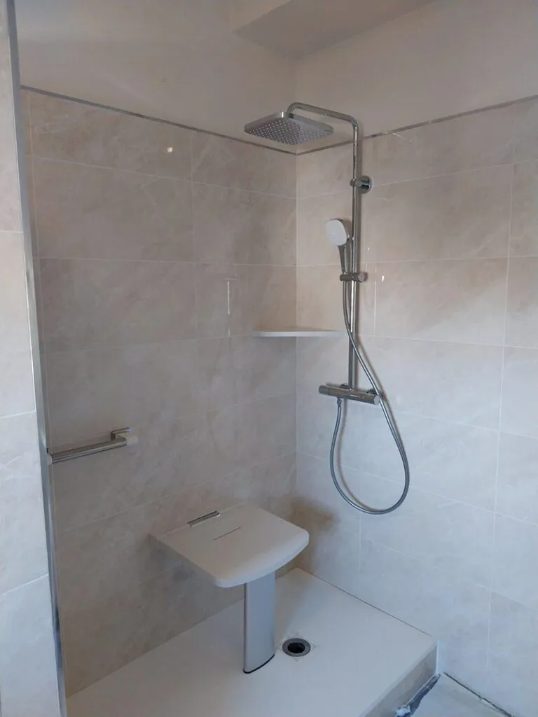 Travaux en cours : modification de la plomberie et installation du receveur de douche