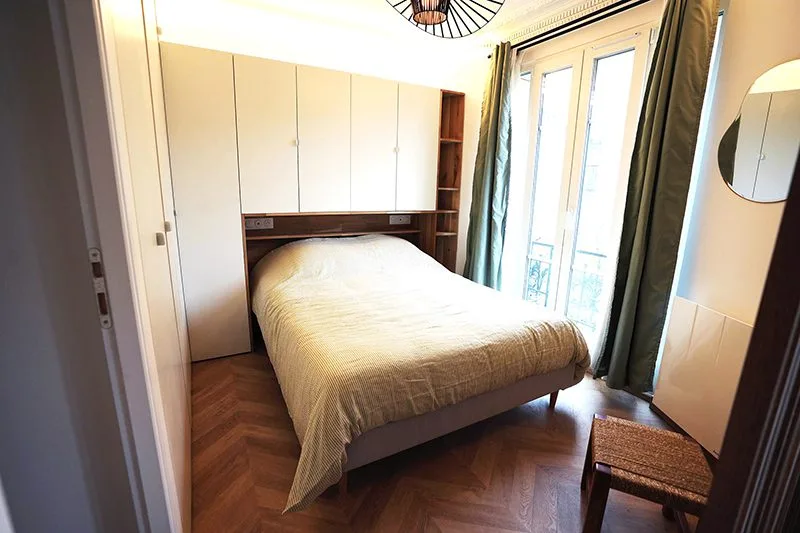Chambre rénovée avec mobilier intégré et solutions de rangement optimisées