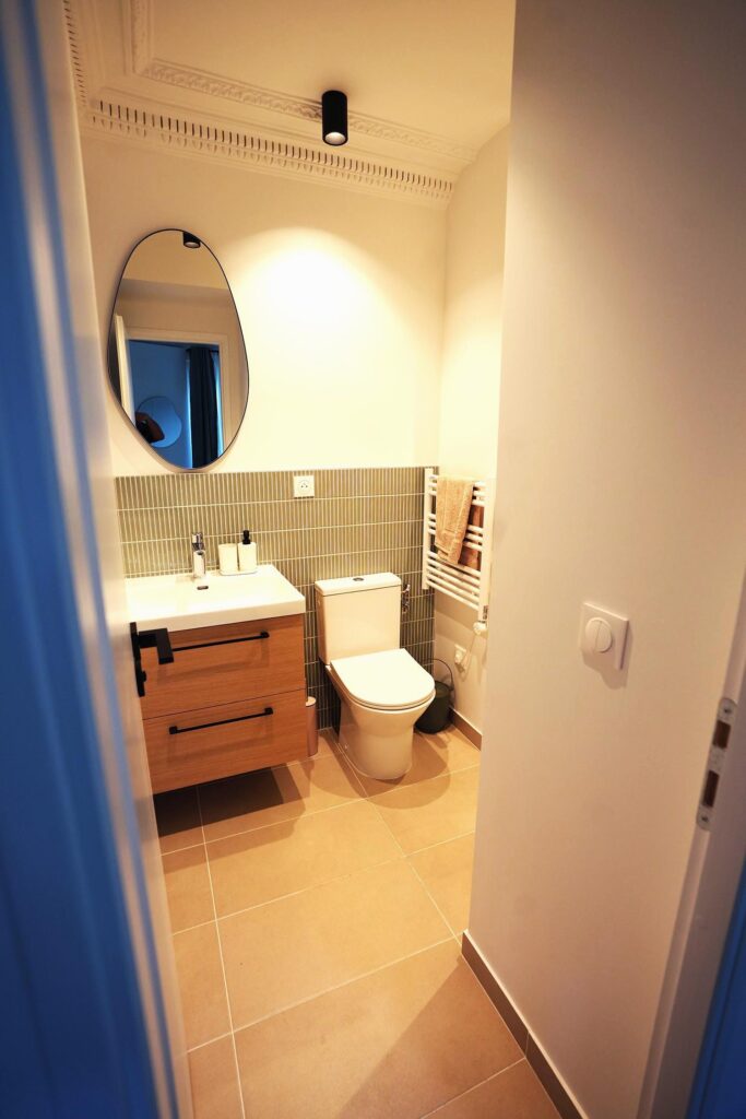 Espace WC intégré dans une salle de bain moderne et compacte