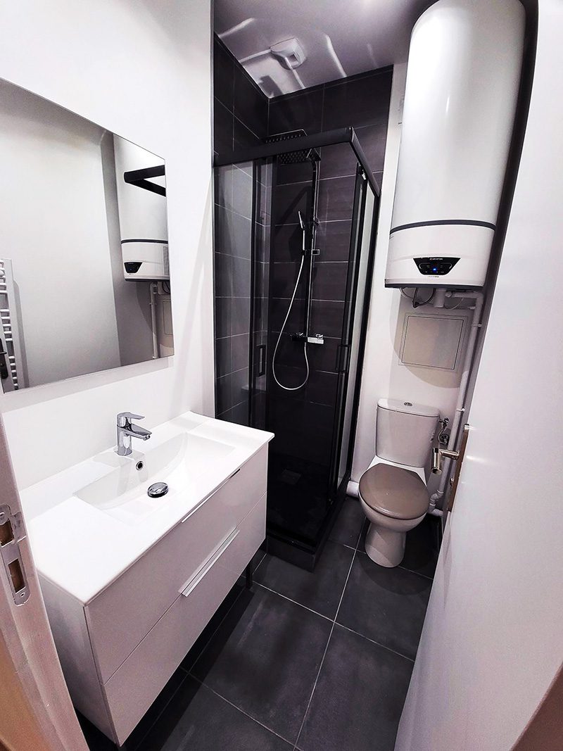 Salle de bain rénovée à Paris, équipée d’un chauffe-eau thermodynamique pour une meilleure performance énergétique.