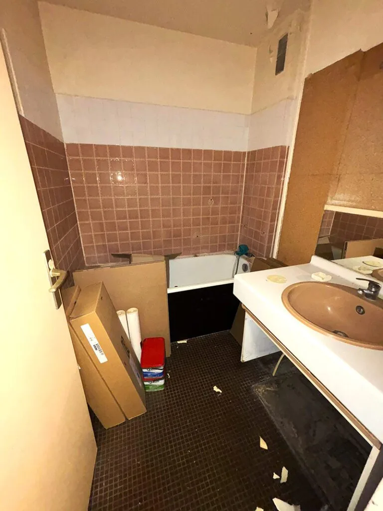 Ancienne salle de bain avant rafraîchissement.