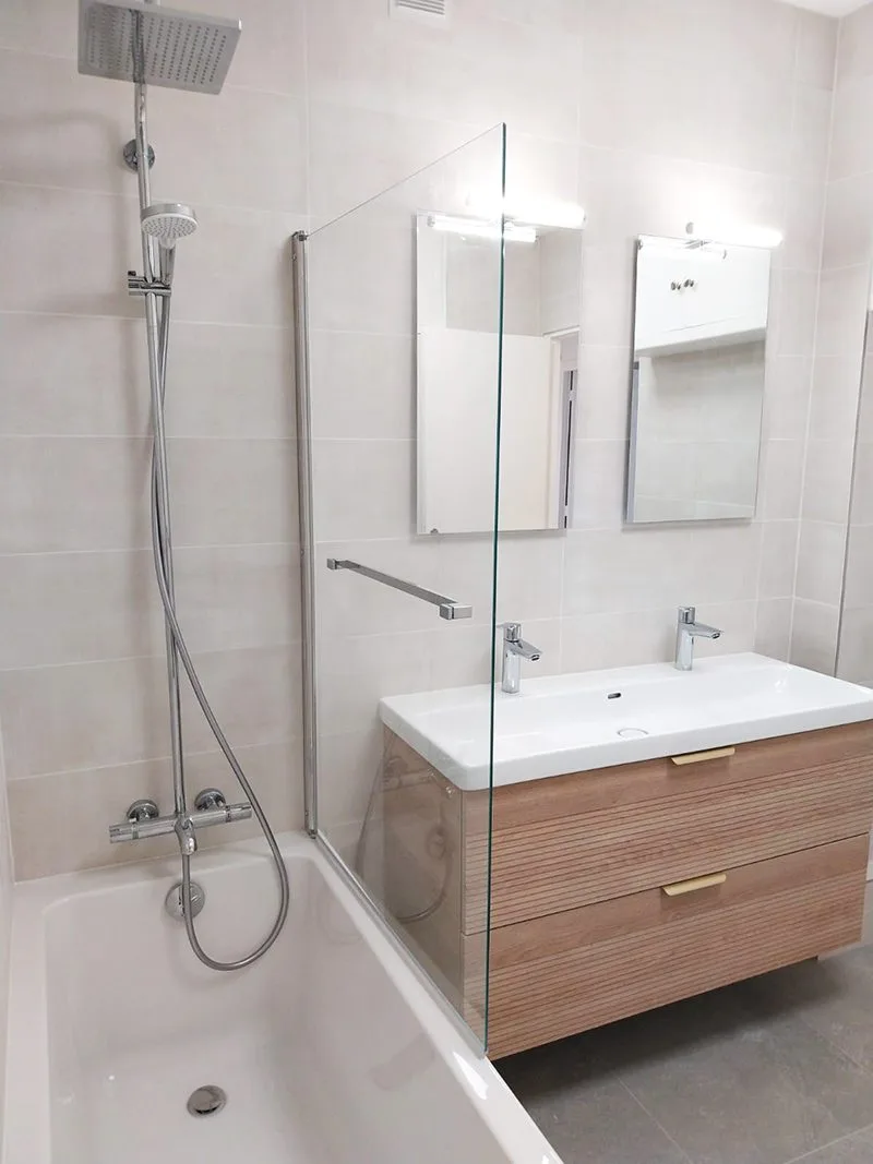 Vue complète de la salle de bain rénovée, du sol au plafond.