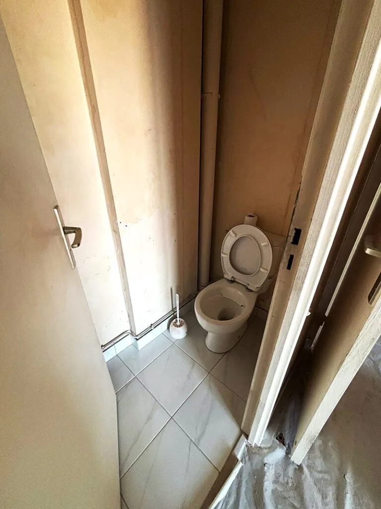 Ancien état des toilettes avant la rénovation.