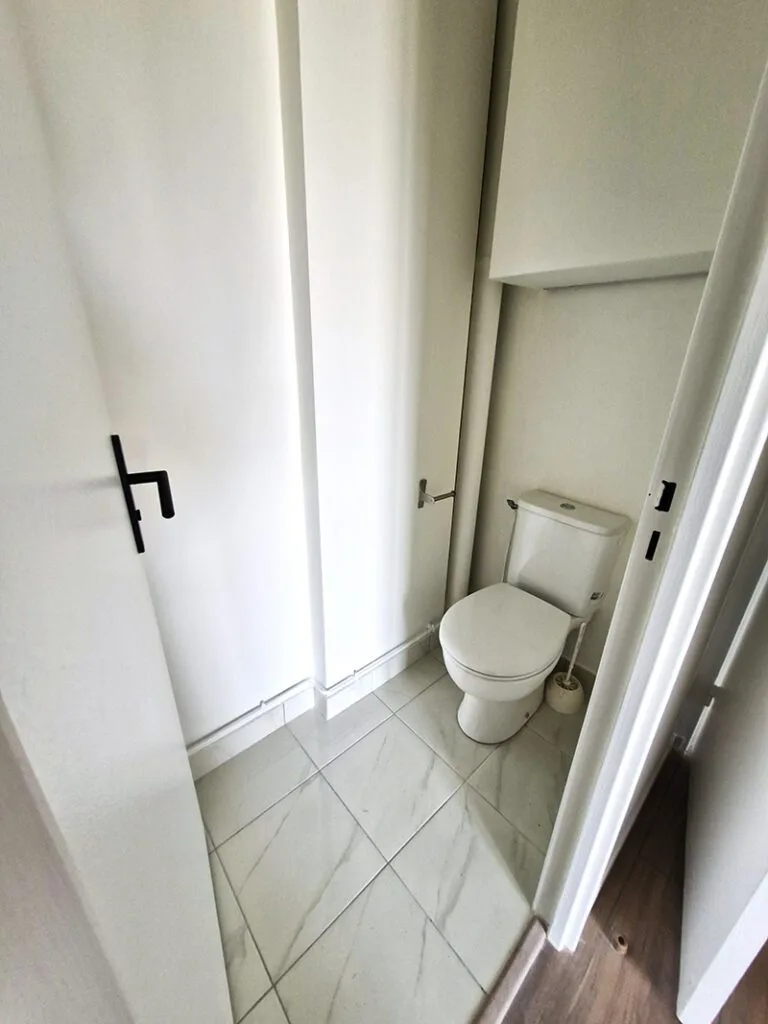 Toilettes rénovées avec carrelage neuf.