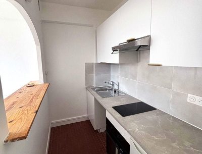 Pose de la nouvelle cuisine avec vérification des normes électriques.