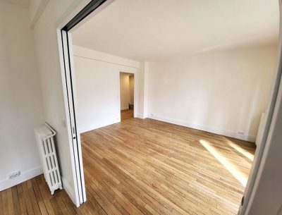 Salon entièrement rénové avec parquet vitrifié et murs repeints