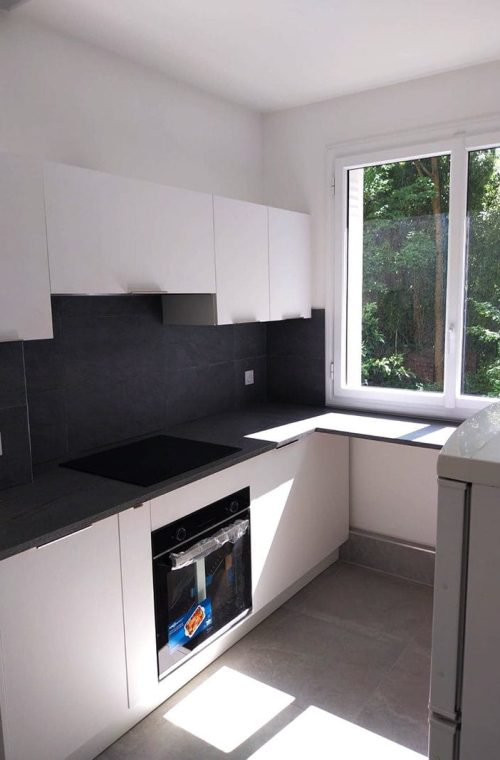 Vue d’ensemble de la cuisine après rénovation, avec électroménager intégré