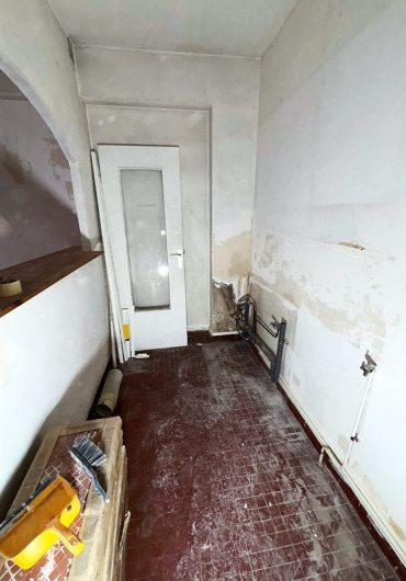 Cuisine vide après la dépose des anciens meubles, prête pour l’installation de la nouvelle cuisine.