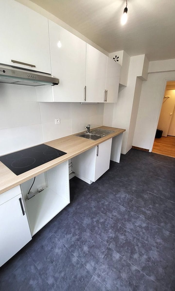 Cuisine moderne refaite à neuf avec mobilier contemporain