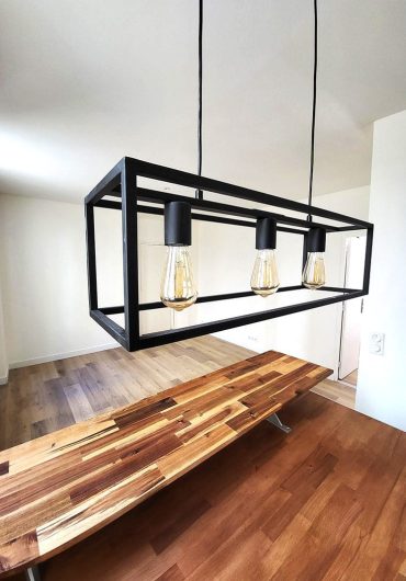 Détails de la décoration de la cuisine rénovée, avec finitions modernes et éléments design.