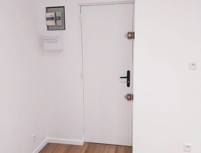 Entrée claire et moderne d’une studette de 15m² rénovée en un mois.