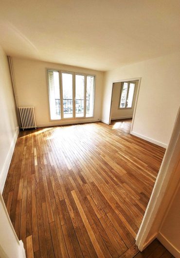 Sol en parquet massif posé lors de la rénovation, apportant chaleur et élégance à l’espace.